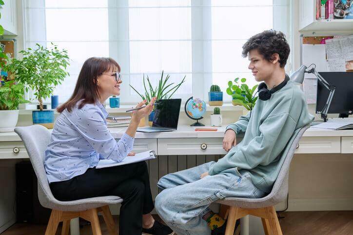 A CSW diploma holder counselling a student 
