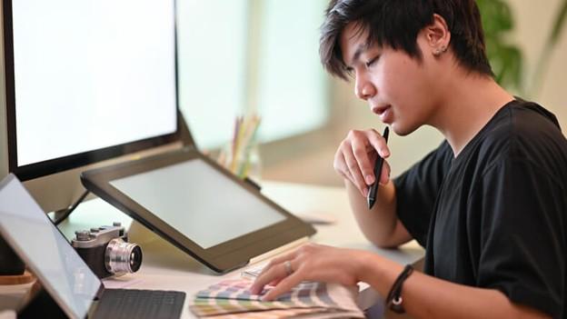 Visual Trends in 2025: What Graphic Design Students Should Know