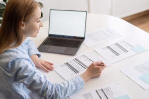 A student taking payroll administrator courses online